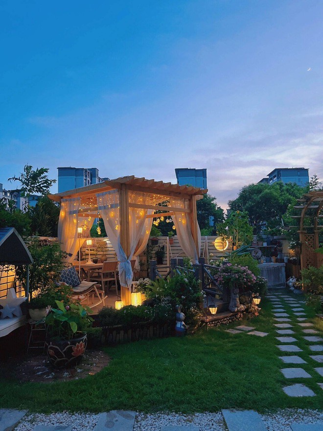 B&agrave; mẹ trẻ sở hữu khu vườn 60m2 mỗi ng&agrave;y trồng hoa, nu&ocirc;i c&aacute; như đang nghỉ dưỡng tại gia - Ảnh 2.
