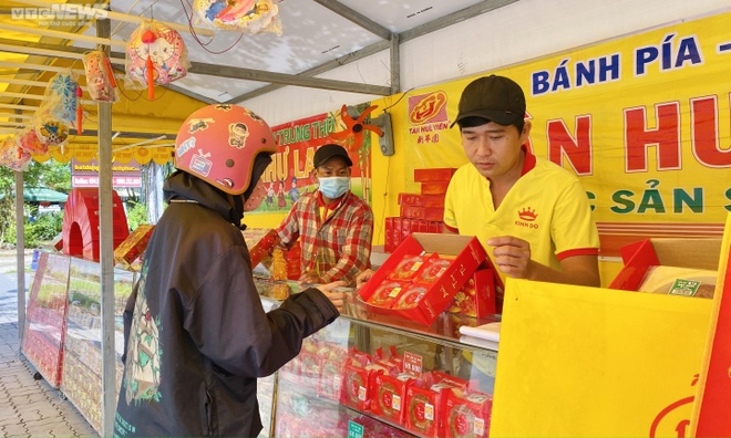 TP.HCM: Khuyến mãi lập lờ, nhiều cửa hàng bán bánh trung thu bị khách quay xe - Ảnh 2.