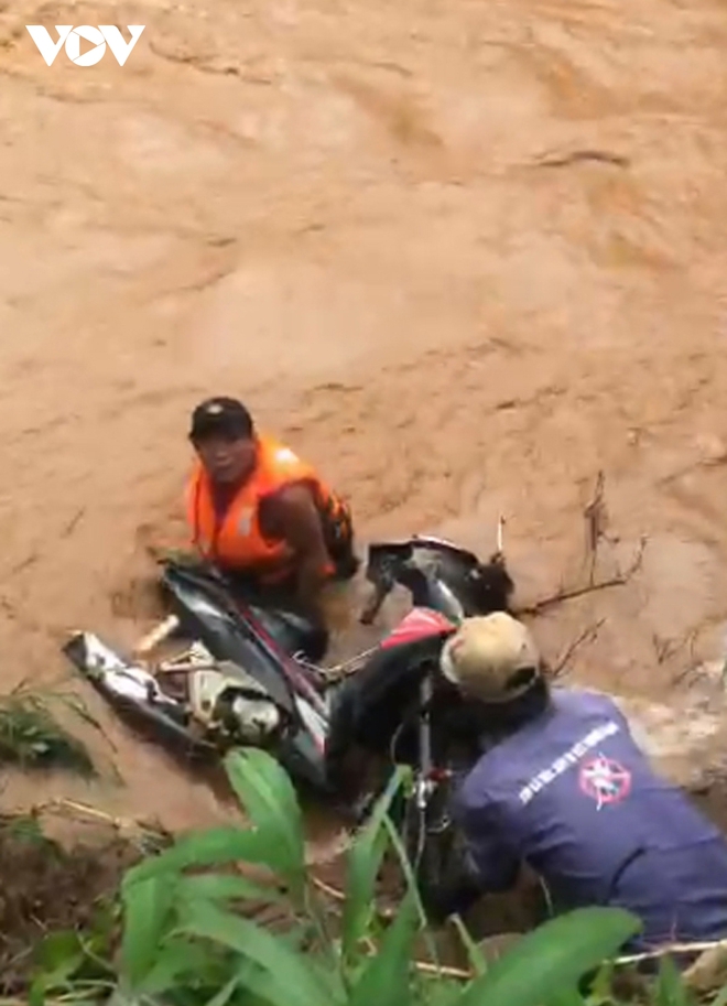 Tìm thấy thi thể nam sinh ở Bình Phước mất tích khi dắt xe qua suối - Ảnh 1.