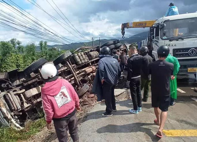 Xe tải đổ đèo mất lái lật đè 2 người đi xe máy tử vong tại chỗ - Ảnh 2.