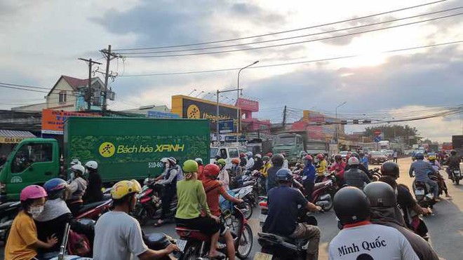 Đồng Nai: Nữ sinh bị xe ben tông tử vong trên đường đi học về, giao thông ùn ứ trên Quốc lộ 1 - Ảnh 2.