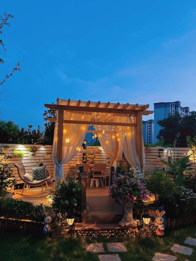 B&agrave; mẹ trẻ sở hữu khu vườn 60m2 mỗi ng&agrave;y trồng hoa, nu&ocirc;i c&aacute; như đang nghỉ dưỡng tại gia - Ảnh 13.