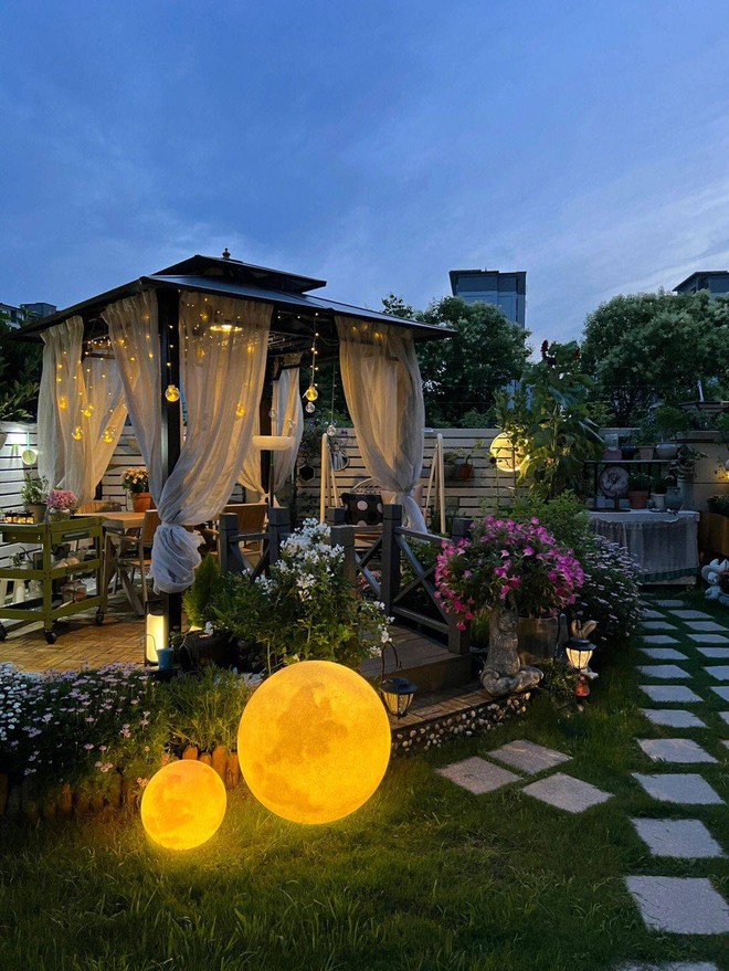 B&agrave; mẹ trẻ sở hữu khu vườn 60m2 mỗi ng&agrave;y trồng hoa, nu&ocirc;i c&aacute; như đang nghỉ dưỡng tại gia - Ảnh 15.