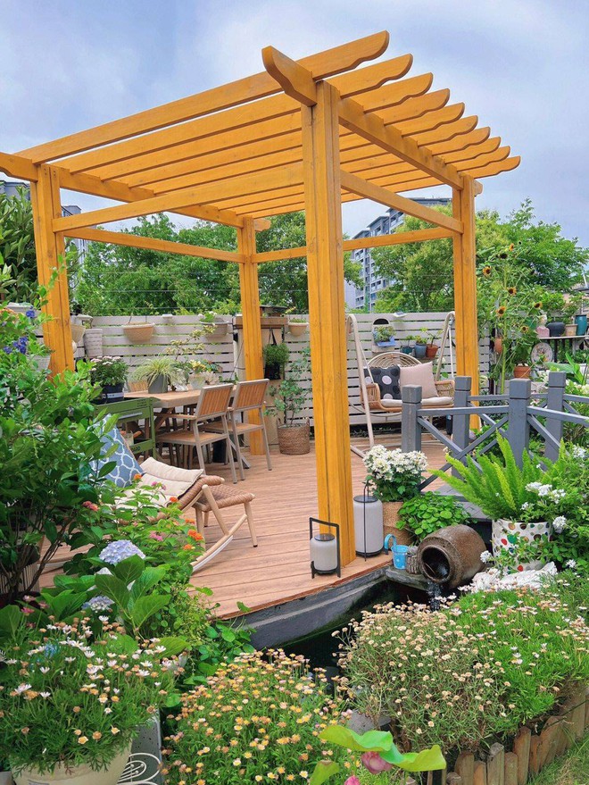B&agrave; mẹ trẻ sở hữu khu vườn 60m2 mỗi ng&agrave;y trồng hoa, nu&ocirc;i c&aacute; như đang nghỉ dưỡng tại gia - Ảnh 4.