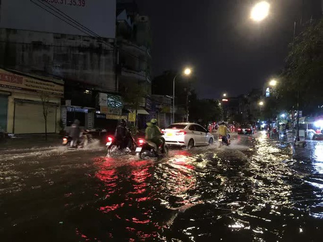  H&agrave;ng loạt tuyến đường ở TP.HCM vẫn đang ch&igrave;m trong nước  - Ảnh 1.