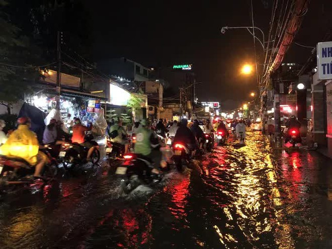  H&agrave;ng loạt tuyến đường ở TP.HCM vẫn đang ch&igrave;m trong nước  - Ảnh 2.