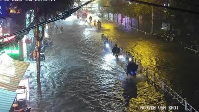  H&agrave;ng loạt tuyến đường ở TP.HCM vẫn đang ch&igrave;m trong nước  - Ảnh 3.