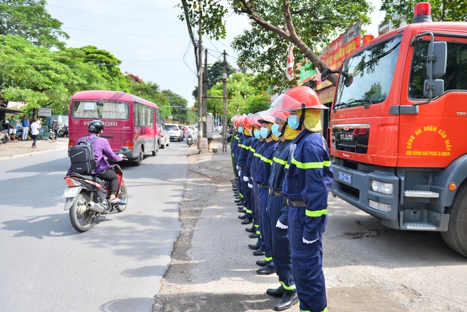 Khoảnh khắc xúc động: 3 chiến sĩ PCCC "về thăm nhà" lần cuối, đồng đội và người dân xếp hàng dài bên đường chào tiễn biệt - Ảnh 29.