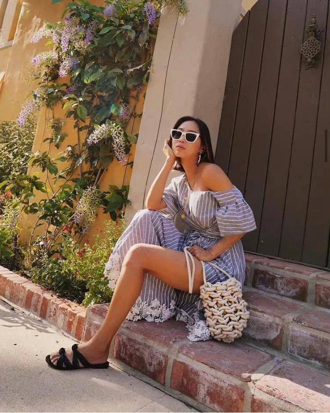 Tips chọn đồ t&ocirc;n d&aacute;ng, s&aacute;ng da cho c&ocirc; n&agrave;ng da ngăm đen - Ảnh 1.