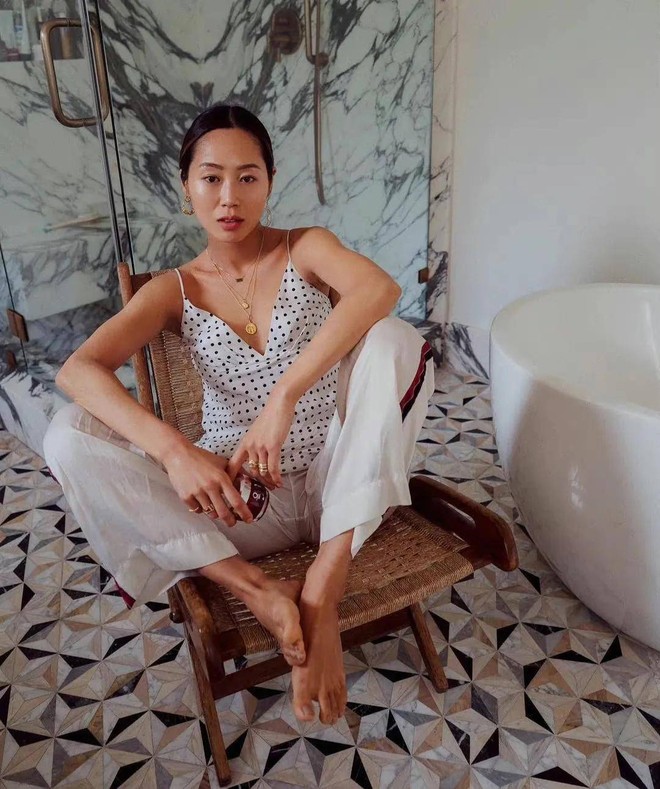 Tips chọn đồ t&ocirc;n d&aacute;ng, s&aacute;ng da cho c&ocirc; n&agrave;ng da ngăm đen - Ảnh 2.