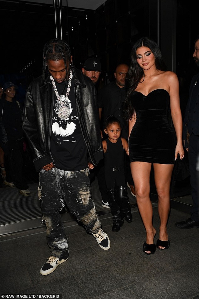 Kylie Jenner mặc đầm gợi cảm đi chơi tối cùng bạn trai và con gái cưng - Ảnh 1.