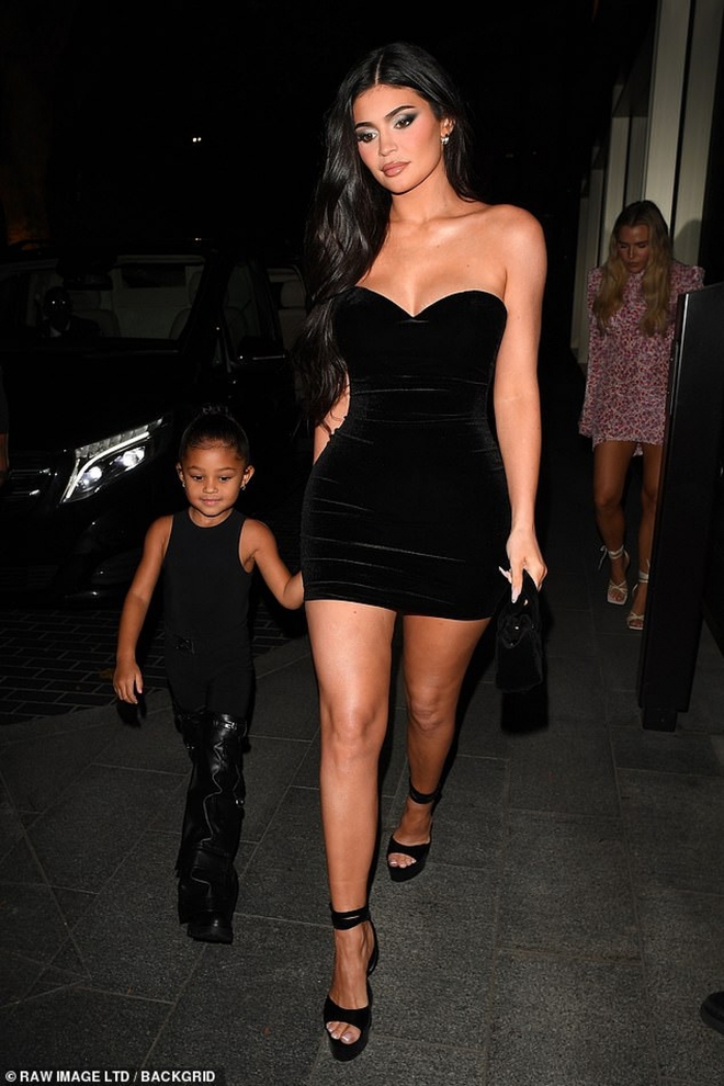 Kylie Jenner mặc đầm gợi cảm đi chơi tối cùng bạn trai và con gái cưng - Ảnh 2.