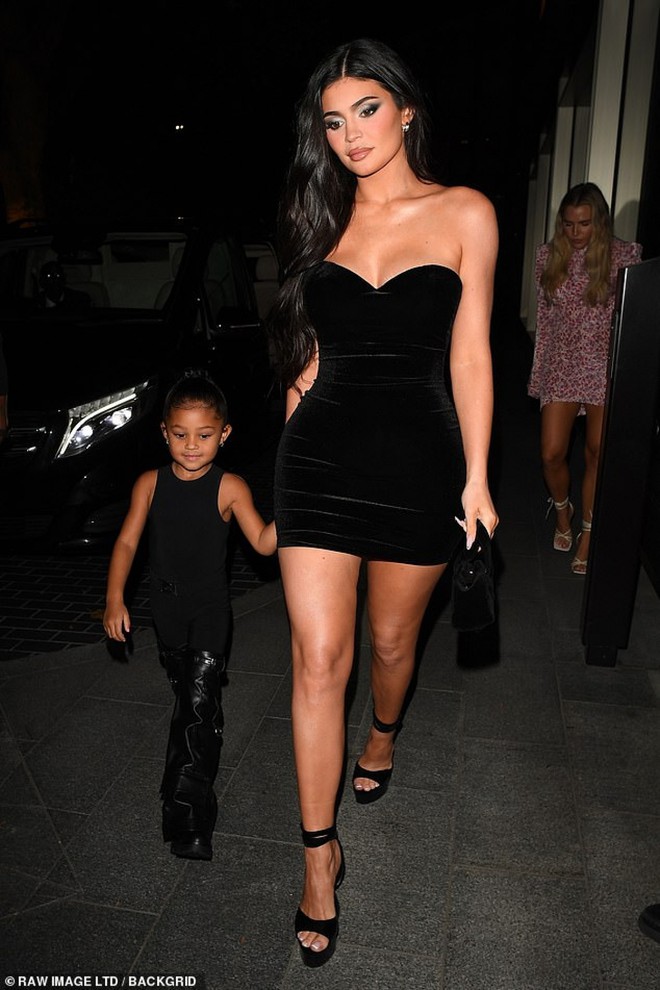 Kylie Jenner mặc đầm gợi cảm đi chơi tối c&ugrave;ng bạn trai v&agrave; con g&aacute;i cưng - Ảnh 2.