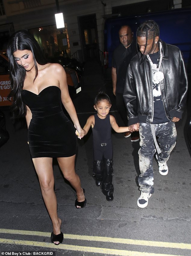Kylie Jenner mặc đầm gợi cảm đi chơi tối cùng bạn trai và con gái cưng - Ảnh 3.