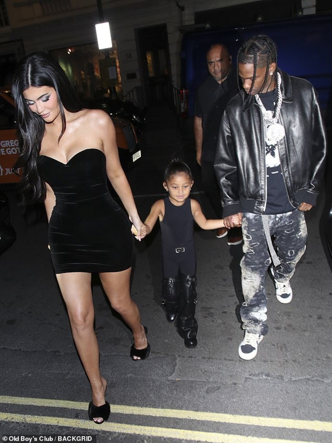 Kylie Jenner mặc đầm gợi cảm đi chơi tối c&ugrave;ng bạn trai v&agrave; con g&aacute;i cưng - Ảnh 3.