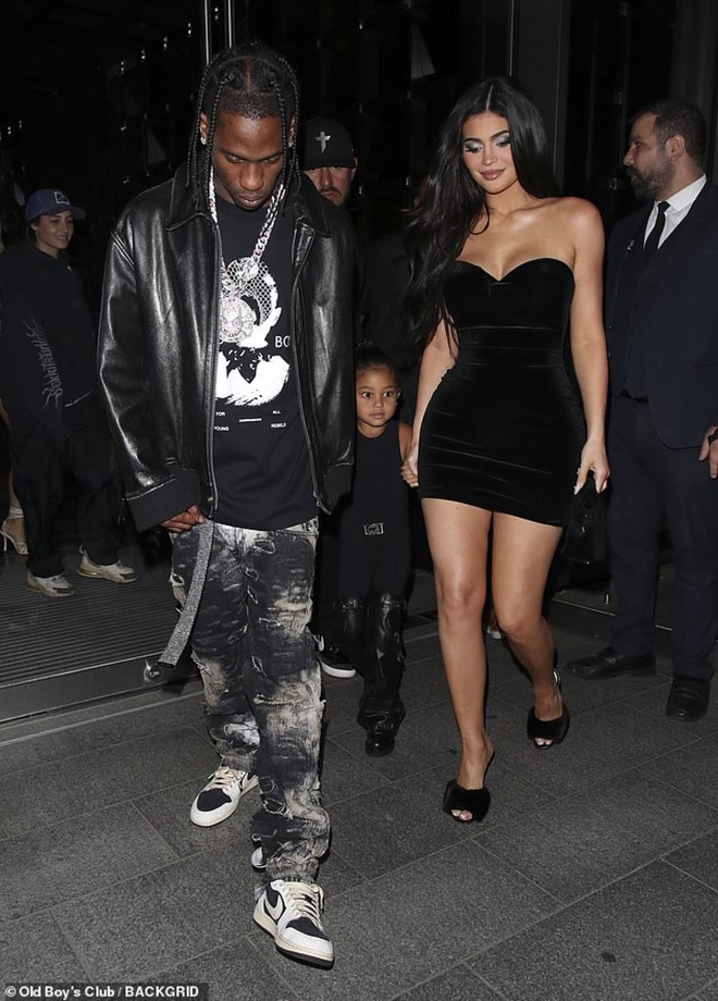 Kylie Jenner mặc đầm gợi cảm đi chơi tối c&ugrave;ng bạn trai v&agrave; con g&aacute;i cưng - Ảnh 4.