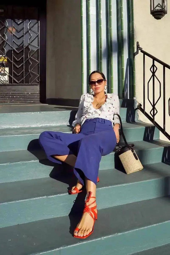 Tips chọn đồ t&ocirc;n d&aacute;ng, s&aacute;ng da cho c&ocirc; n&agrave;ng da ngăm đen - Ảnh 8.