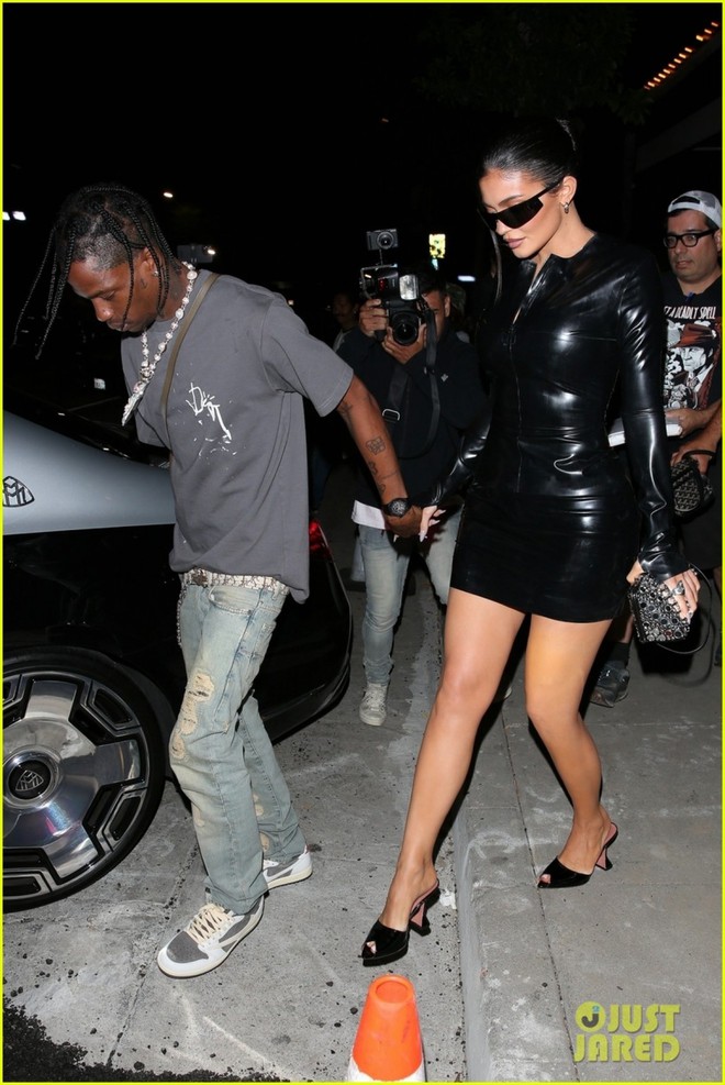 Kylie Jenner mặc đầm gợi cảm đi chơi tối c&ugrave;ng bạn trai v&agrave; con g&aacute;i cưng - Ảnh 8.