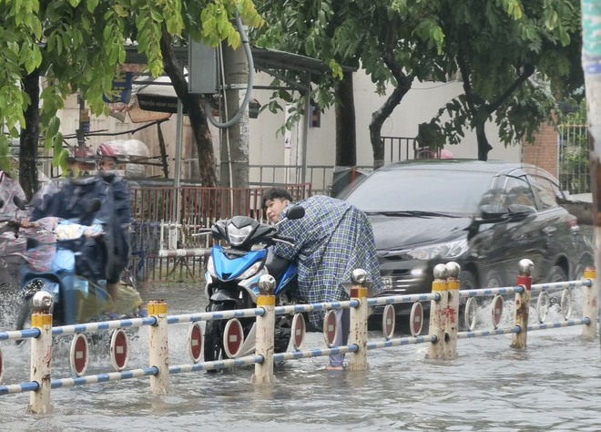 Mới buổi sáng, nhiều tuyến đường TP.HCM biến thành sông, chợ Thủ Đức chìm trong biển nước - Ảnh 8.