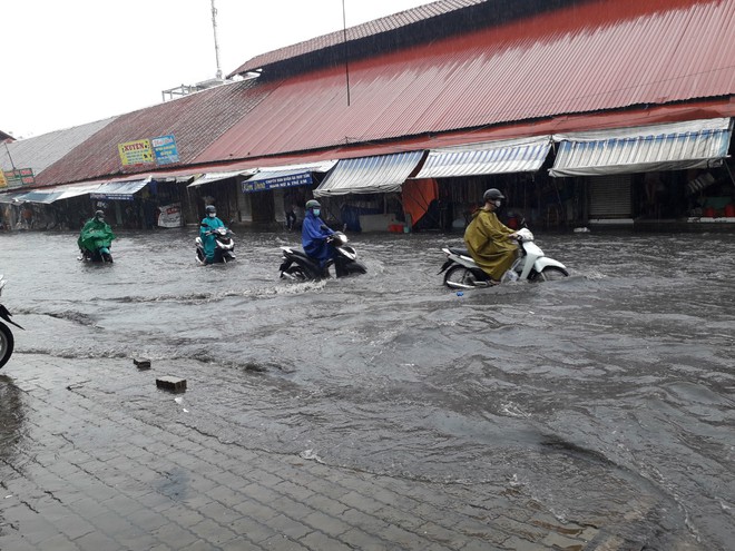 Mới buổi sáng, nhiều tuyến đường TP.HCM biến thành sông, chợ Thủ Đức chìm trong biển nước - Ảnh 9.