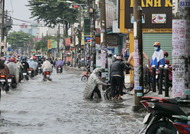 Mới buổi sáng, nhiều tuyến đường TP.HCM biến thành sông, chợ Thủ Đức chìm trong biển nước - Ảnh 7.