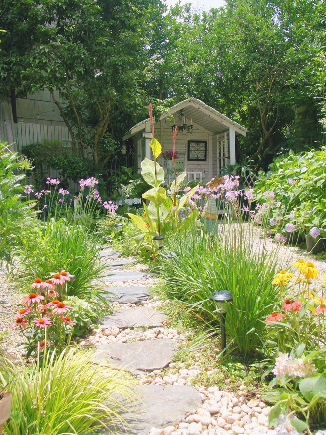 Khu vườn hoa cỏ rộng 100m&sup2;, hễ ai đặt ch&acirc;n đến l&agrave; qu&ecirc;n lối về, x&oacute;a tan hết mọi muộn phiền tr&ecirc;n đời - Ảnh 1.