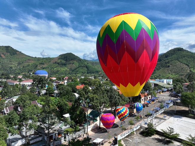 Bay dù lượn, khinh khí cầu, ngủ lều du mục tại Khánh Sơn - Ảnh 1.