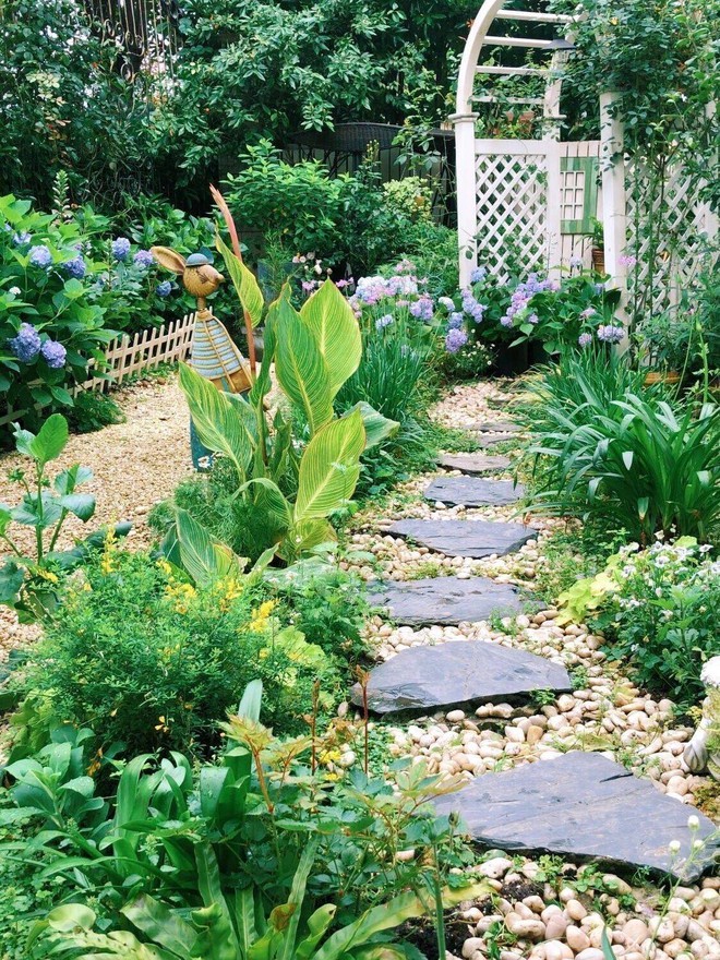 Khu vườn hoa cỏ rộng 100m&sup2;, hễ ai đặt ch&acirc;n đến l&agrave; qu&ecirc;n lối về, x&oacute;a tan hết mọi muộn phiền tr&ecirc;n đời - Ảnh 14.