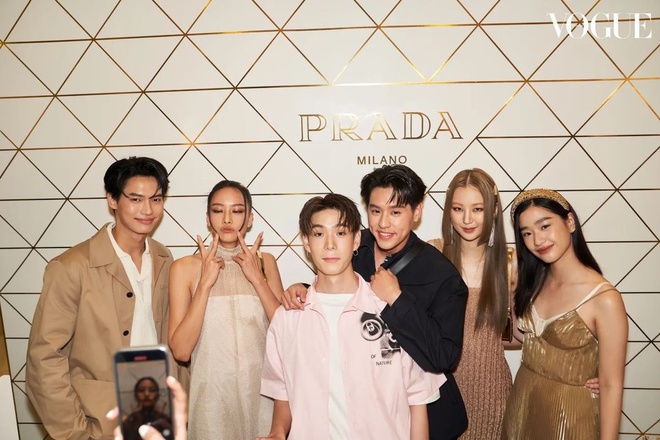 Prada mời cả dàn sao hạng A đến sự kiện ở trung tâm Bangkok, bộ đôi F4 Thái Lan và mỹ nhân Tuổi nổi loạn thành tâm điểm - Ảnh 11.