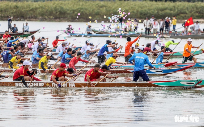 10.000 người về làng gốm Thanh Hà xem đua thuyền trên sông Thu Bồn - Ảnh 1.