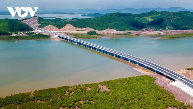 Khung cảnh hùng vĩ quanh cây cầu vượt biển dài nhất Quảng Ninh - Ảnh 8.