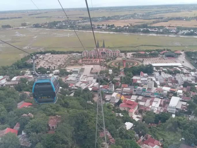 Cáp treo Núi Sam níu chân du khách bởi sự ân cần, không chèo kéo - Ảnh 8.