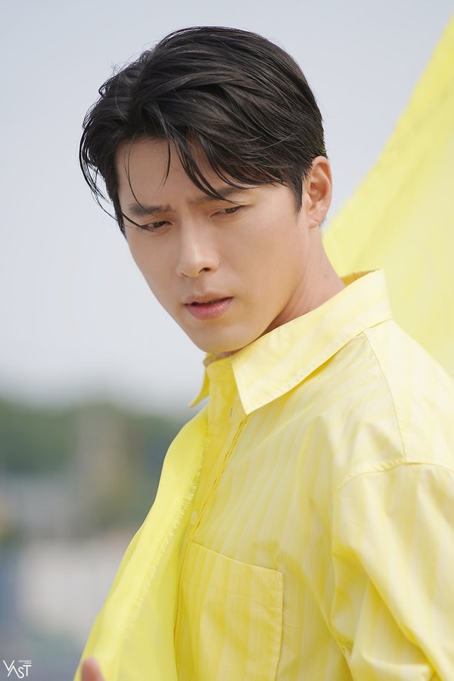 Tài tử Hyun Bin gây xôn xao đường phố nước Ý, ngoại hình phong độ hơn hẳn khi lên thiên chức - Ảnh 6.