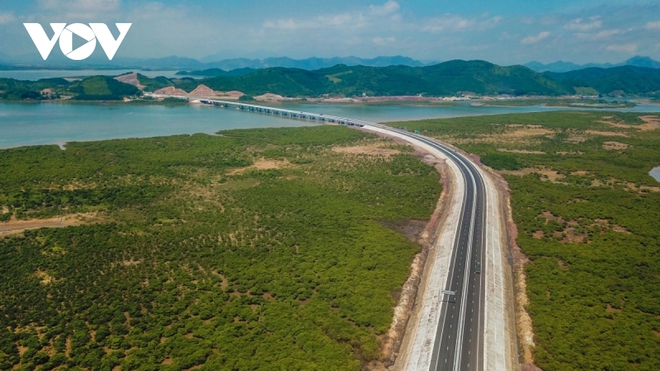 Khung cảnh hùng vĩ quanh cây cầu vượt biển dài nhất Quảng Ninh - Ảnh 10.