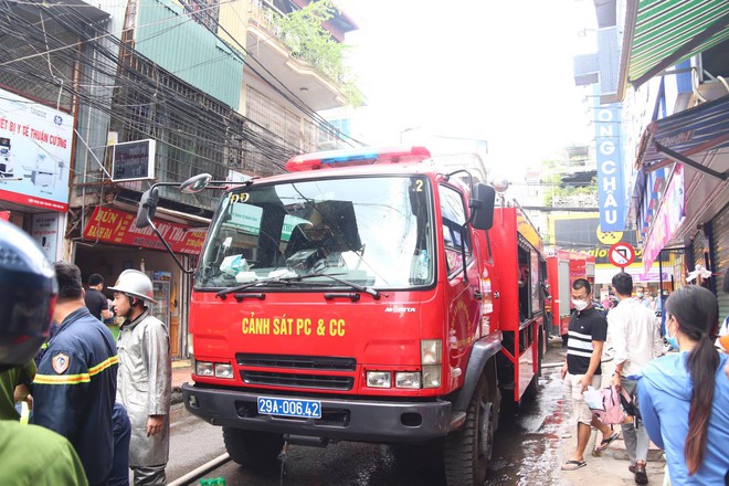 Hà Nội: Cháy ngùn ngụt tại căn nhà 3 tầng gần Bệnh viện Nhi Trung ương - Ảnh 1.