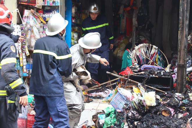 Hà Nội: Cháy ngùn ngụt tại căn nhà 3 tầng gần Bệnh viện Nhi Trung ương - Ảnh 1.