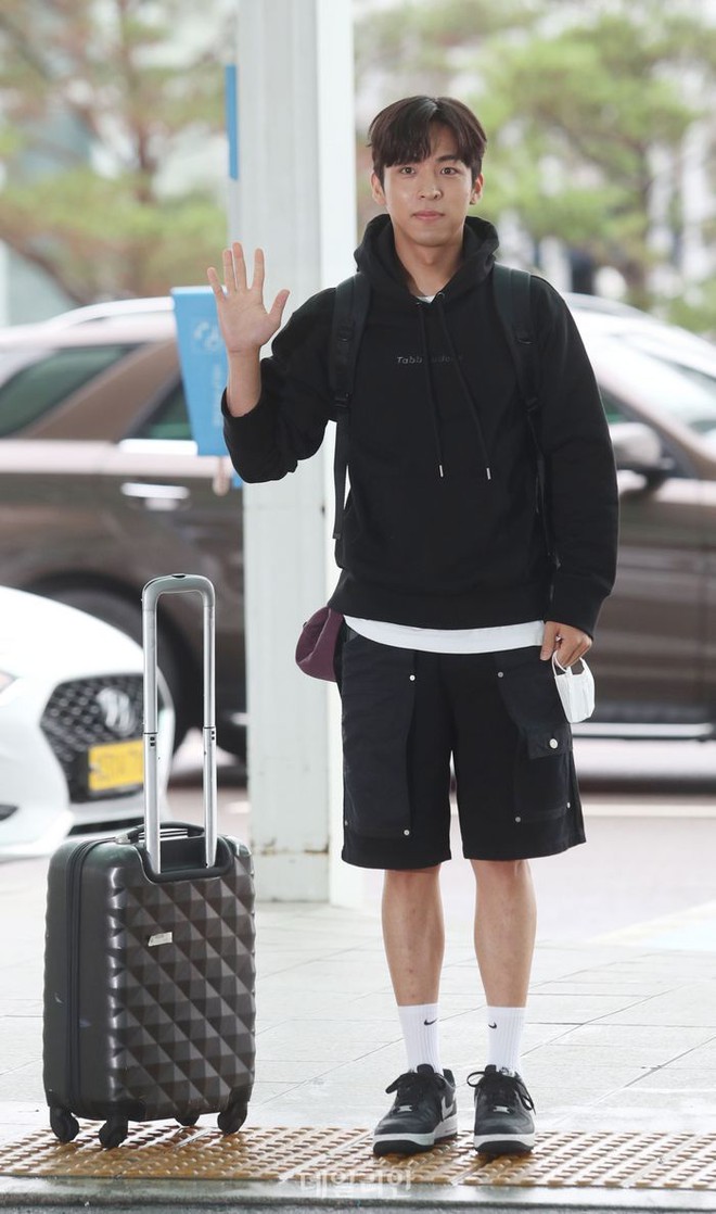 Park Eun Bin như thiên thần bên nam phụ bị ghét nhất xứ Hàn, Ha Yoon Kyung sắc vóc gây sốt tại sân bay đi Bali - Ảnh 8.