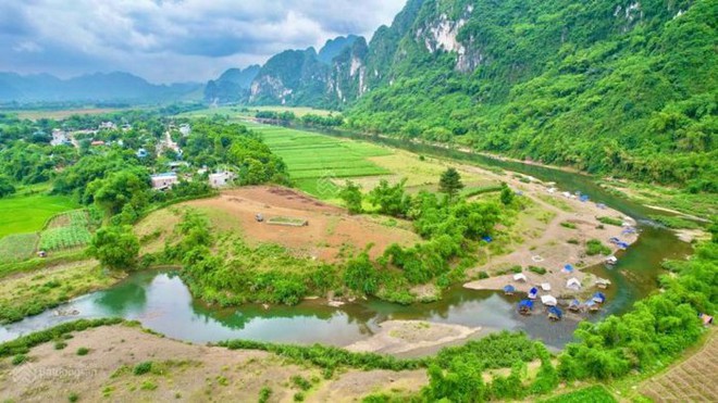 Du khách đổ xô đến bến sông đẹp nhất xứ Mường - Ảnh 1.