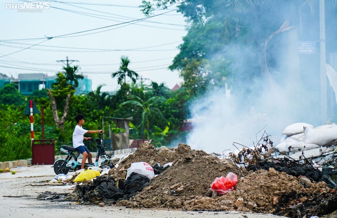 Ảnh: Rác thải bốc mùi, cháy âm ỉ ngày đêm, thôn xóm ở Hà Nội khốn khổ - Ảnh 6.