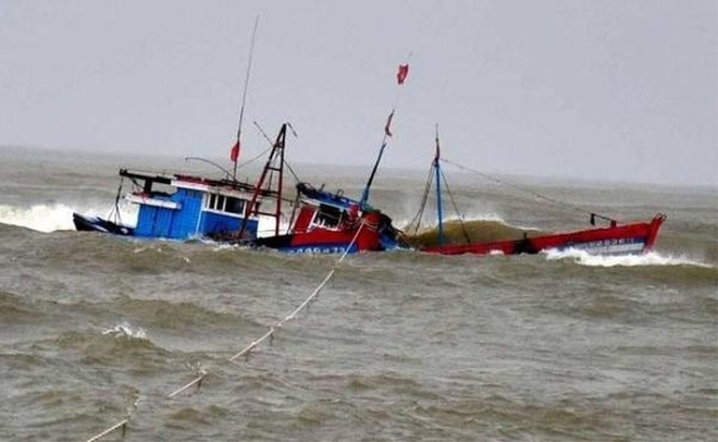 Đã tìm thấy tàu cá cùng 5 ngư dân mất tích trên vùng biển Hà Tĩnh - Ảnh 1.