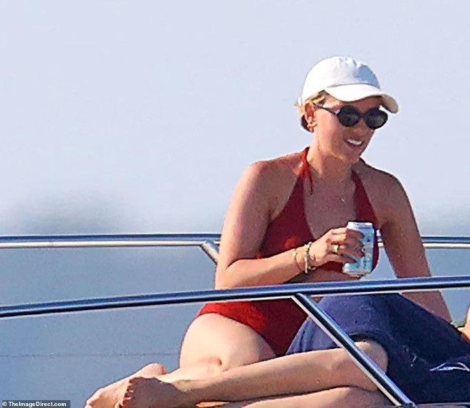 Góa phụ đen Scarlett Johansson diện bikini lộ bụng ngấn mỡ vẫn gợi cảm - Ảnh 4.