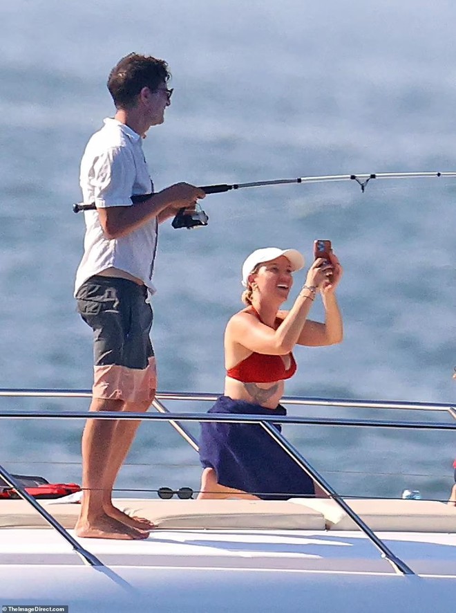 Góa phụ đen Scarlett Johansson diện bikini lộ bụng ngấn mỡ vẫn gợi cảm - Ảnh 5.