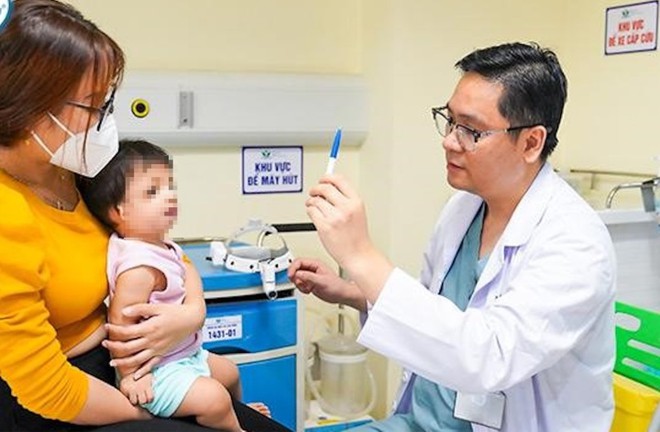 B&eacute; g&aacute;i 10 th&aacute;ng tuổi mắc dị tật sọ mặt hiếm gặp - Ảnh 1.