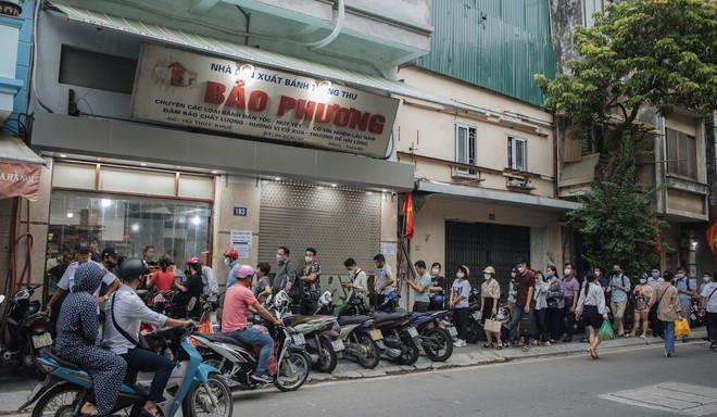 Rằm tháng Tám cận kề, người dân xếp hàng dài mua bánh Trung thu Bảo Phương - Ảnh 3.