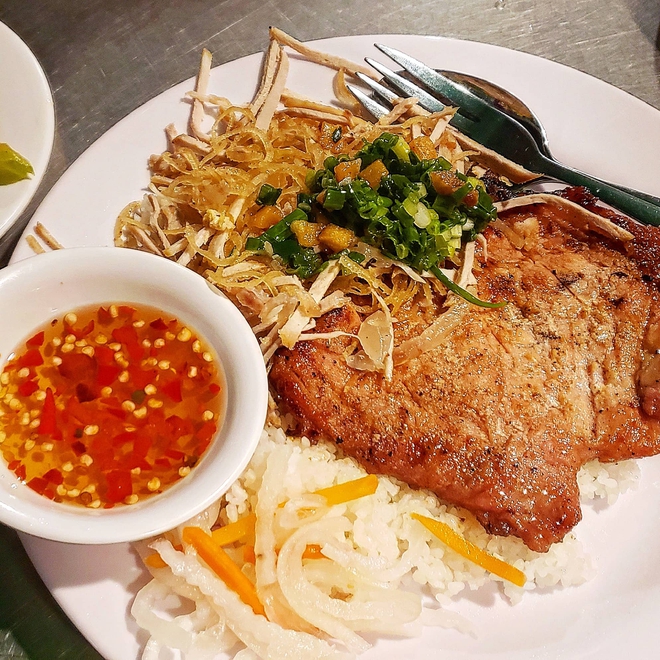 Tôi từng ăn cơm tấm Sài Gòn để bớt... đói - Ảnh 1.