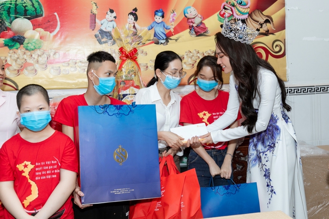 Hoa hậu Mai Phương diện &aacute;o d&agrave;i nền n&atilde;, lần đầu trở về qu&ecirc; nh&agrave; sau đăng quang - Ảnh 11.