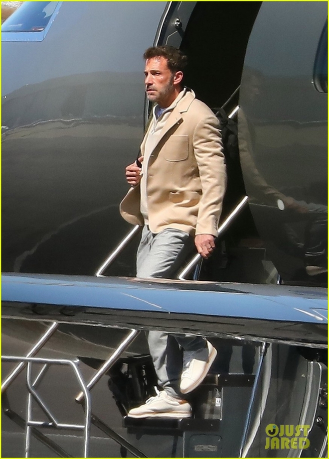 Vợ chồng Jennifer Lopez giản dị trở về Los Angeles sau chuyến trăng mật ở &Yacute; - Ảnh 3.