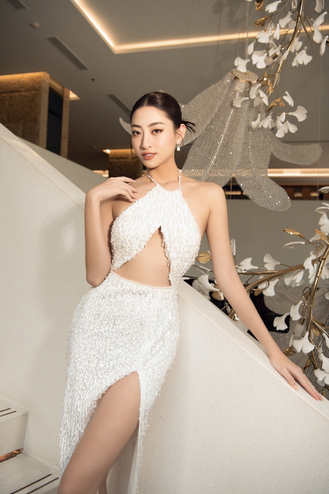 Hoa hậu Lương Thùy Linh đẹp yêu kiều với đầm cắt xẻ sắc trắng gợi cảm - Ảnh 4.