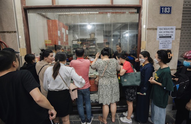 Rằm tháng Tám cận kề, người dân xếp hàng dài mua bánh Trung thu Bảo Phương - Ảnh 7.