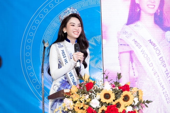 Hoa hậu Mai Phương diện áo dài nền nã, lần đầu trở về quê nhà sau đăng quang - Ảnh 8.